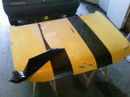Décollage, ponçage... ce sera le futur capot de notre petit bolide!!